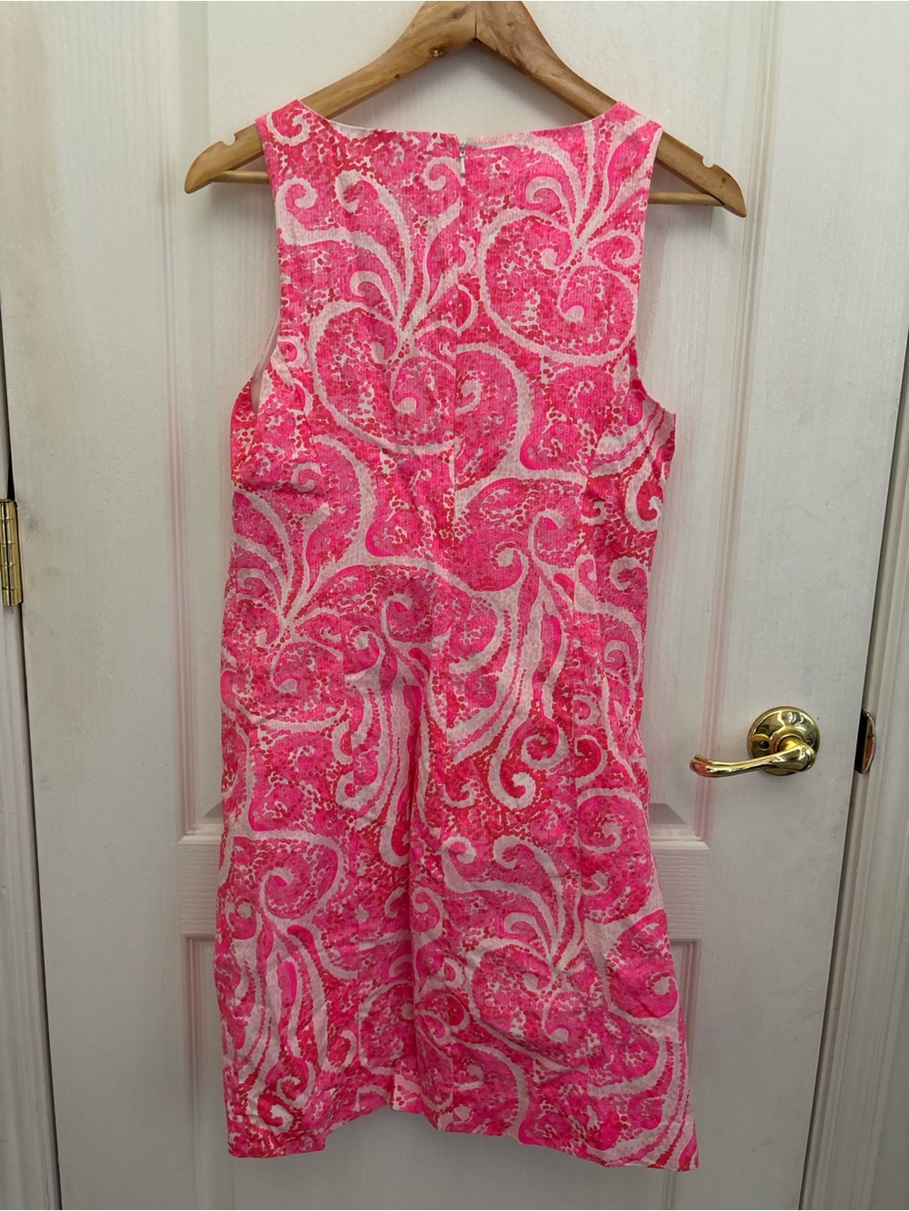 Lilly Pulitzer Hot Pink Paisley V-Neck Shift Woman’s 6 Dress - Picture 2 of 3